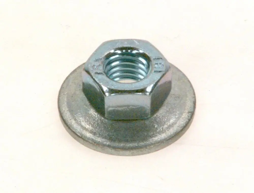 Eine Metallmutter mit flachem Unterteil und sechseckigem Gewinde, produziert von Bosch, zur Verwendung mit Schrauben des gleichen Durchmessers.